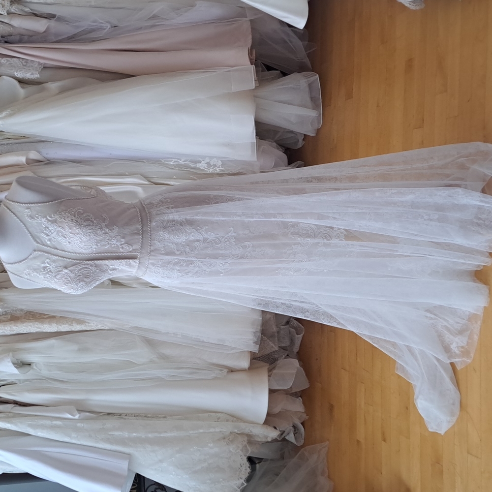 Wedding dress made for the beach - Picture 3 of 8